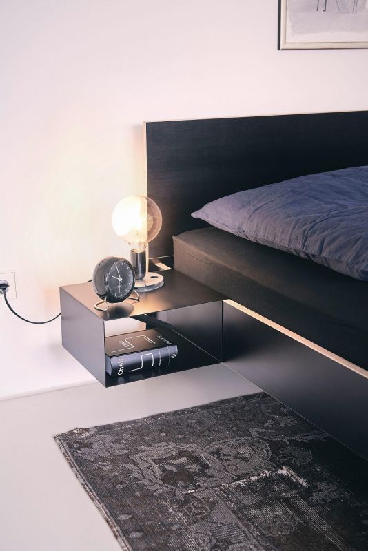 Schwarzer Nachttisch zum Einhängen am Bett mit Lampe und Wecker. Stockholm Bett Nachttisch.
